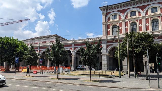 La haltejo Nuova Porta en la urbcentro de Turino