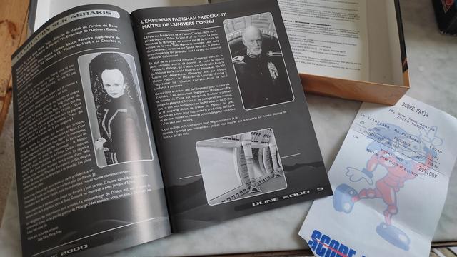 L'intérieur du manuel de Dune 2000 de Westwood Studios, avec la facturette d'achat de l'époque à Score Mania à Brest : 299 FF
