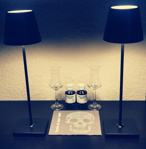 Bild des Glühwein-Checks: Zwei kleine Probierflaschen (schwarze) Johannisbeere Fruchtlikör von STILVOL in der Bildmitte, daneben jeweils ein Desgustier-Glas vor einer Serviette
Glühwein Check = Von "A" wie Absinth über "K" wie Knoblauch bis "Z" wie Zwetschken Likör haben wir schon einiges im Glühwein 🔥🍷 probiert. Hört doch mal in unseren Podcast rein: https://spoti.fi/3faCHE9
🔥🍷 + Schuss =🥂