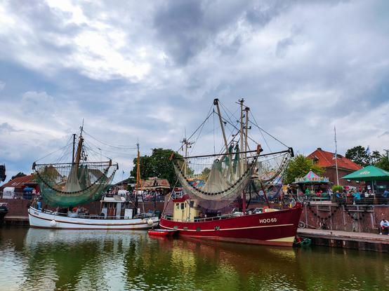 Krabbenkutter im Hafen von Hooksiel