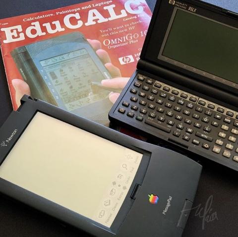 Catálogo EduCALC, un Apple Newton MessagePad 110 y una Palmtop HP 95LX