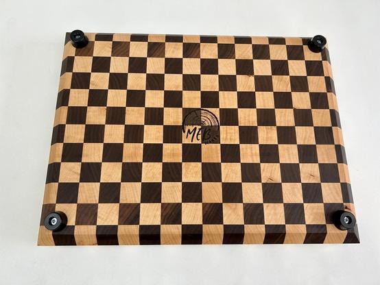 Bottom view of amaple and walnut endgrain cutting board with rubber feet.