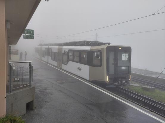 Foto. Zahnradbahn im Nebel.