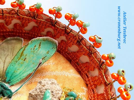 The inner rim of the box in close-up shows how the perlage line is constructed and sewn down over the braid. There are three beads in each element: one green bead over two orange ones.