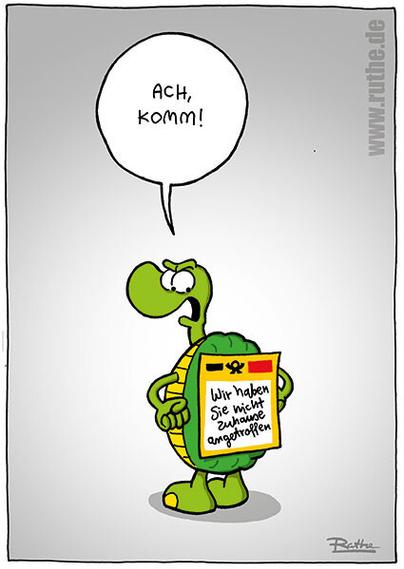 Eine Schildkröte, an deren Panzer eine Zustellbescheinigung von DHL klebt, drauf der handschriftliche Text: "Wir haben Sie nicht zuhause angetroffen". Die Schildkröte stemmt empört die Arme in die Seiten und sagt: "Ach, komm!".