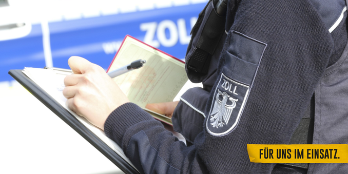 Symbolbild: Zollbeamtin bei der Prüfung von Ausweisdokumenten