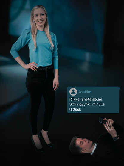 Joakim Vigelius makaa studion lattialla kirjottaen viestiä: "Riikka lähetä apua! Sofia pyyhkii minulla lattiaa."
Sofia Virta seisoo Vigeliuksen vieressä.