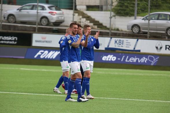 Klaksvik applaud the fans. OBS! NOT FROM THE MOLDE MATCH!!!