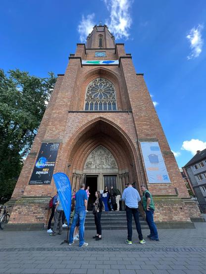 Der Turm der Kreuzkirche von unten