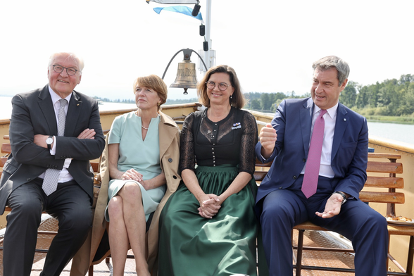 Landtagspräsidentin Ilse Aigner, Ministerpräsident Markus Söder und Bundespräsident Frank-Walter Steinmeier auf einem Schiff auf dem Chiemsee anlässlich des 75. Jahrestags des Verfassungskonvents auf Herrenchiemsee. | Foto: Stefan Obermeier