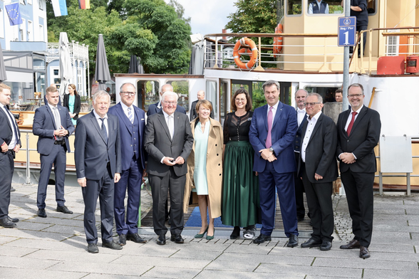 Landtagspräsidentin Ilse Aigner, Ministerpräsident Markus Söder, Bundespräsident Frank-Walter Steinmeier und Mitglieder des Landtagspräsidiums am Chiemsee anlässlich des 75. Jahrestags des Verfassungskonvents auf Herrenchiemsee. | Foto: Stefan Obermeier