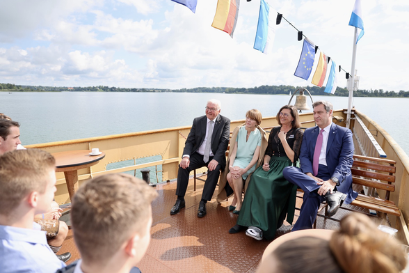 Landtagspräsidentin Ilse Aigner, Ministerpräsident Markus Söder und Bundespräsident Frank-Walter Steinmeier auf einem Schiff auf dem Chiemsee anlässlich des 75. Jahrestags des Verfassungskonvents auf Herrenchiemsee. | Foto: Stefan Obermeier