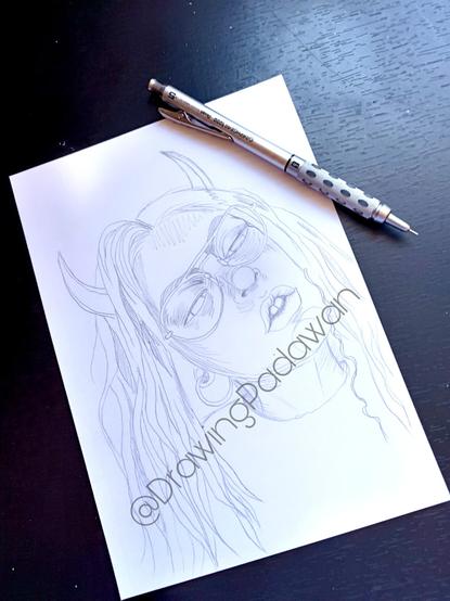 Boceto de retrato, mujer con lentes y cuernitos de diabla.