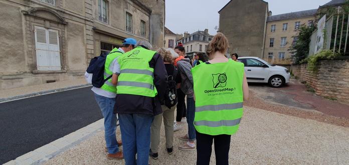 Groupe d'openstreeter dans les rues de #Mamers
