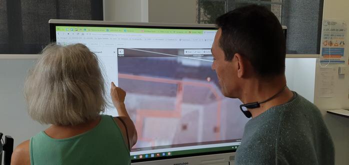 2 openstreeter dont une néo découvrant la méthodologie pour contribuer à #OSM