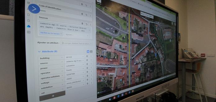 Écran géant interactif montrant un nouvel élément renseigné dans #osm