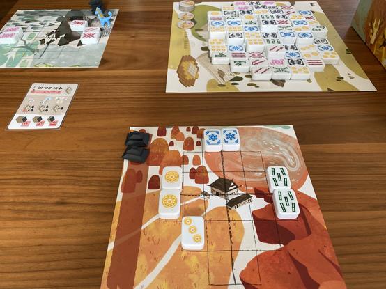 Dragon Castle Spielerplan I’m Vordergrund zu Beginn des Spiels. Die Auslage in der Mitte ist noch fast intakt…