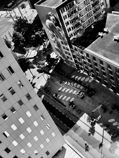 Windowview from skyscraper on street below ‘vertical city De Rotterdam’.