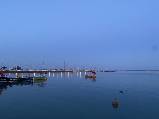 Foto gisteravond gemaakt: de haven naast onze camping waar de zeilboten liggen. Het is donker en je ziet het Balatonmeer.