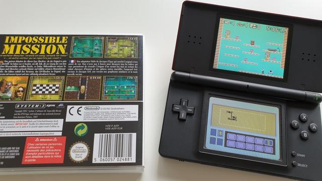 Auf dem Tisch liegend: 
Rückansicht der Spieleverpackung "Impossible Mission" für Nintendo DS, die aufgeklappte Nintendo DS Light mit einer Spielszene im Classic Mode.