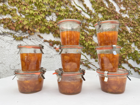 8 pots de confiture en train de refroidir !