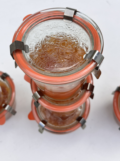 Vue du dessus de pots de confiture empilés