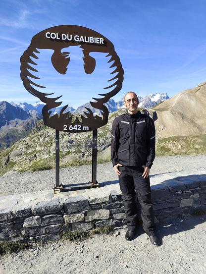 Posando delante del cartel del Col du Galibier