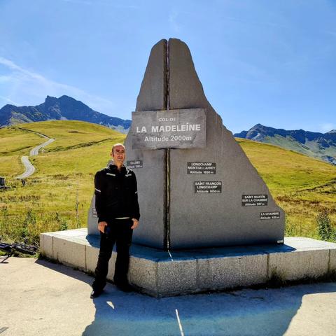 Posando delante de la escultura del Col de la Madeleine