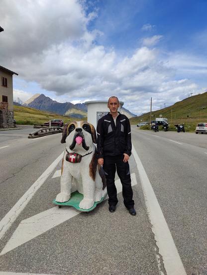 Posando delante de la figura del perro del Col du Petit-Saint-Bernard