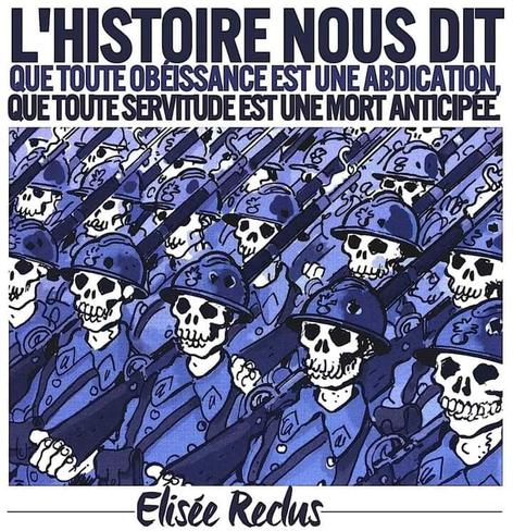 Un dessin de Tardi avec pour unique couleur un bleu violacé des squelettes de poilus défilent dans leur uniforme l'arme à l'épaule côte à côte sur 4 rangs Caption= L'HISTOIRE NOUS DIT QU TOUTE OBÉISSANCE EST UNE ABDICATION,  QUE TOUTE SERVITUDE EST UNE MORT ANTICIPÉE - Élisée Reclus-