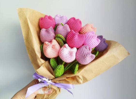 Ramo de doce tulipanes tejidos a crochet en tonos rosas y morados