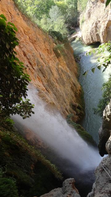 Lowing the Horsetail waterfall to reach the grotto inside