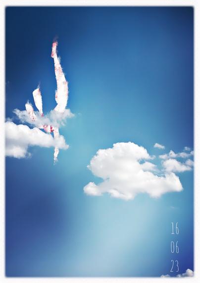 Aufnahme eines blauen Himmels mit zwei weißen Wolken; in die linke obere Wolke taucht eine skizzierte Figur mit Hasenohren im Kopfsprung in die Wolke ein – diese Figur ist ebenfalls weiß mit leichten rosaroten Strukturen