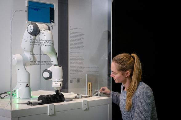 Robin Kirschner tests the tactile robot. Photo: Astrid Eckert