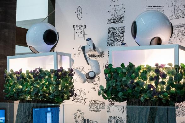 The robots draw on the instructions of the visitors to the exhibition. Photo: Astrid Eckert