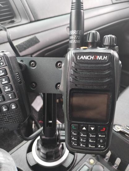 Lanchonlh HG-UV98 APRS ht radio on mount in the car