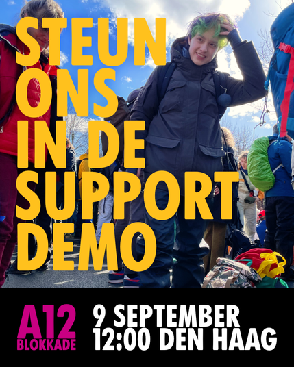 Een tiener met groen haar demonstreert op de A12 tussen andere demonstranten. Tekst: Kom naar de support demo. A12 blokkade, 9 september 12:00 Den Haag.