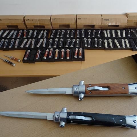 Collage: Auf einem Bild sieht man aufgereiht die sichergestellten Messer. Auf einem zweiten Bild die Detailaufnahme zweier Messer.