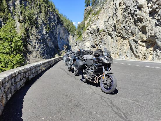 Nuestras motos aparcadas en una carretera