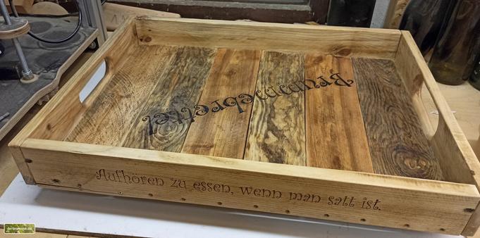 Das lackierte Tablett. An einer Langseite wurde "Aufhören, wenn man satt ist" eingraviert.