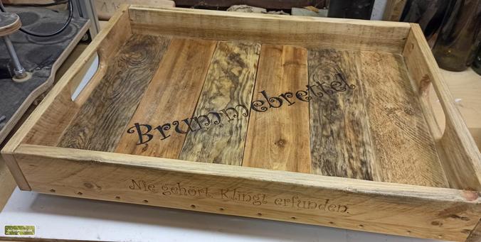 Das lackierte Tablett. An der gegenüberliegenden Langseite wurde "Nie gehört. Klingt erfunden." eingraviert.