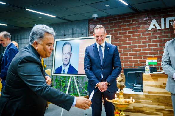 Volker Wissing beim Besuch bei Airbus in Bangalore, Indien.