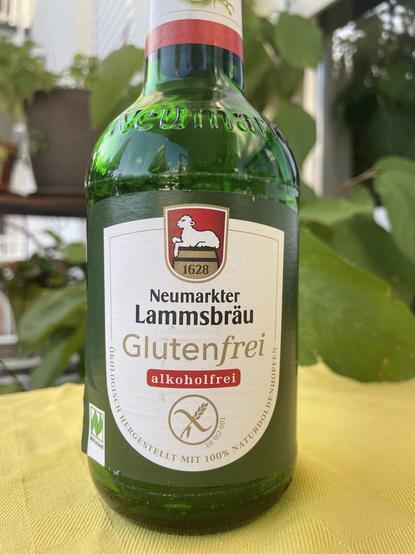 Bild einer grünen Bierflasche (0,33l) auf einer gelben Tischdecke. Im Hintergrund Grünzeugs.

Auf dem Etikett das Logo von Neumarkter Lammsbräu (weißes Lamm auf einem Sockel liegend auf rotem Hintergrund).

Aufschrift: Neumarkter Lammsbräu Glutenfrei Alkoholfrei Ökologisch hergestellt mit 100% Naturdoldenhopfen