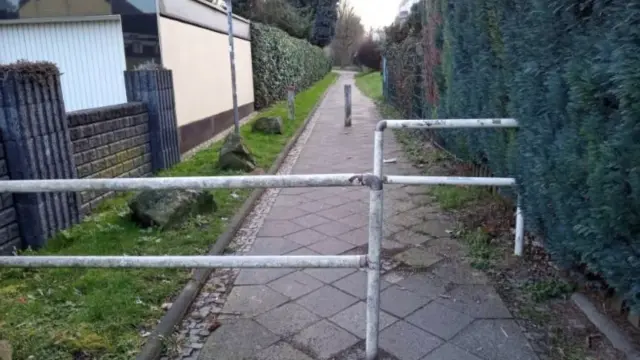 Umlaufsperren im Vordergrund und ein Pfosten im Hintergrund