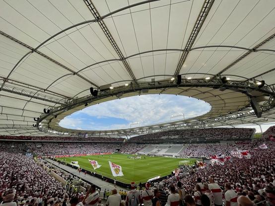 Weitwinkelaufnahme innerhalb des VfB Stadions „MHPArena“