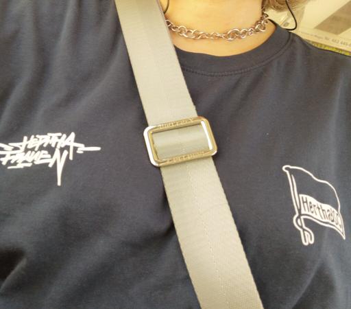 In der S-Bahn unterwegs zum Spiel Hertha gegen Union, blaues T-Shirt mit Hertha-Fahne und der Aufschrift Hertha Frauen