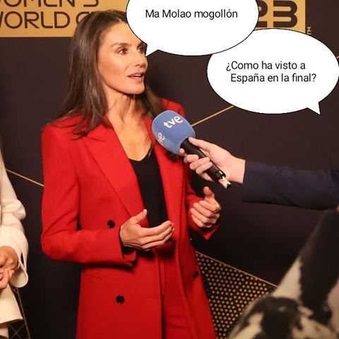 La reina de España emocionada con la victoria de la selección de fútbol de España de fútbol femenino, sin protocolos ni na de na, en la foto le preguntan cómo vió a España y contesta figuradamente... Ma Molao mogollón