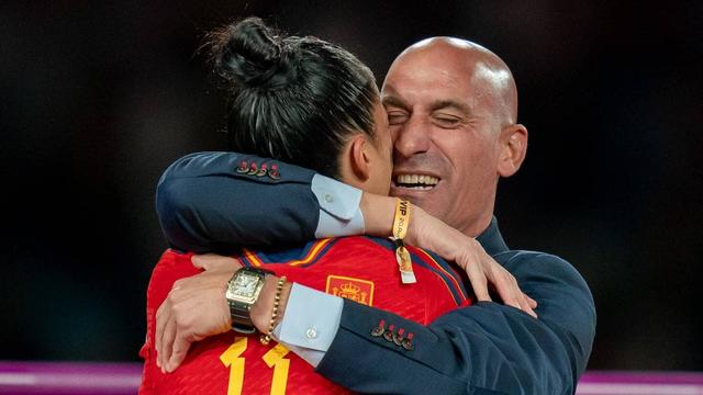 Der spanische Fußball-Verbandspräsident Luis Rubiales umarmt Spielerin Jennifer Hermoso (Foto: IMAGO, IMAGO/Sports Press Photo)