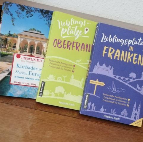 Drei Reisebücher nebeneinander