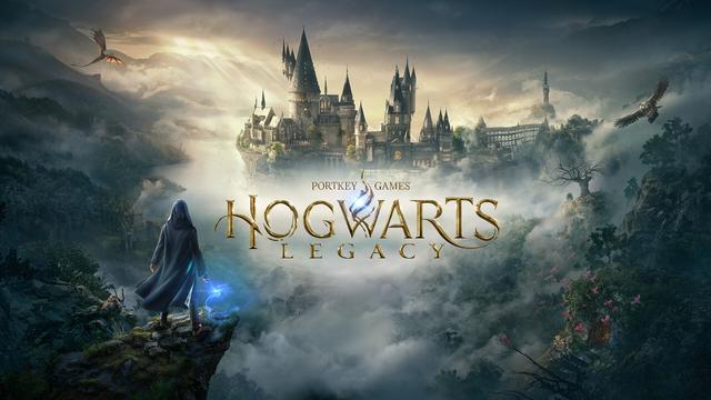 Portada de Hogwarts Legacy, donde se ve a lo lejos el castillo de Hogwarts rodeado de niebla y un sol que intenta colarse entre las nubes, custodiadas a lo lejos por un dragón a la izquierda y un hipogrifo a la derecha. Alrededor del castillo y la niebla hay bosques y montañas, y en el centro, con la niebla de fondo, el título del juego como forjado en oro. Y por encima de todo esto, cerca de nosotros en un risco que se abre hacia el vacío, de pie una figura encapuchada con una túnica que representa al protagonista, con la varita en la mano sacando destellos azules.